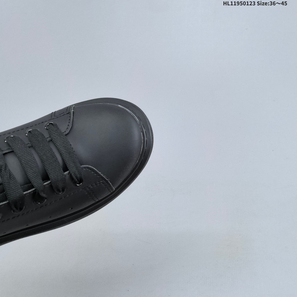 Alexander McQueen Oversized Low-Top Sneakers in Black HL11950123 - product image from the listing.