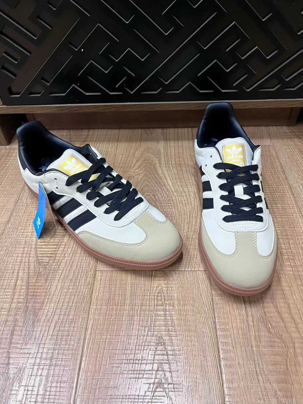adidas Samba Low-Cut Sneakers White Black Gum Sole - product image from the listing.