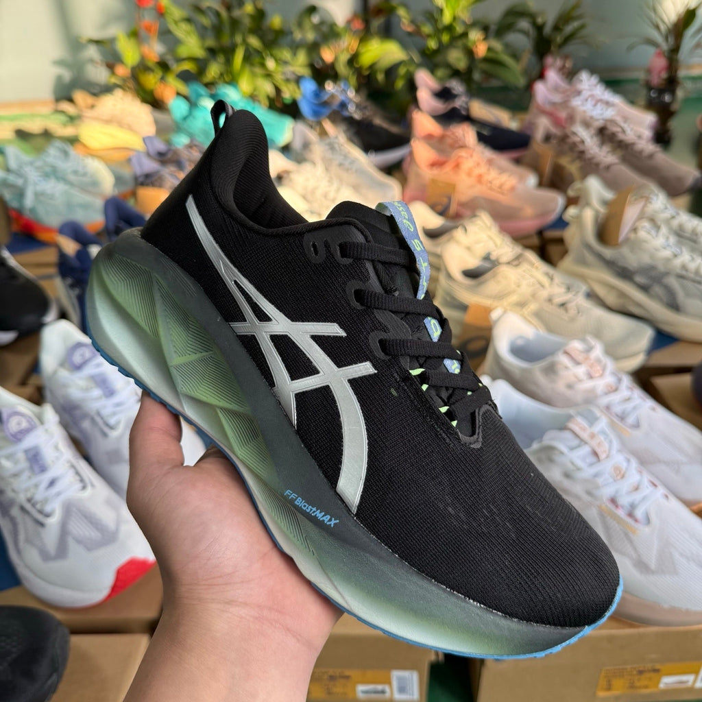 ASICS Novablast 5 LE Running Shoes in Black Silver - product image from the listing.