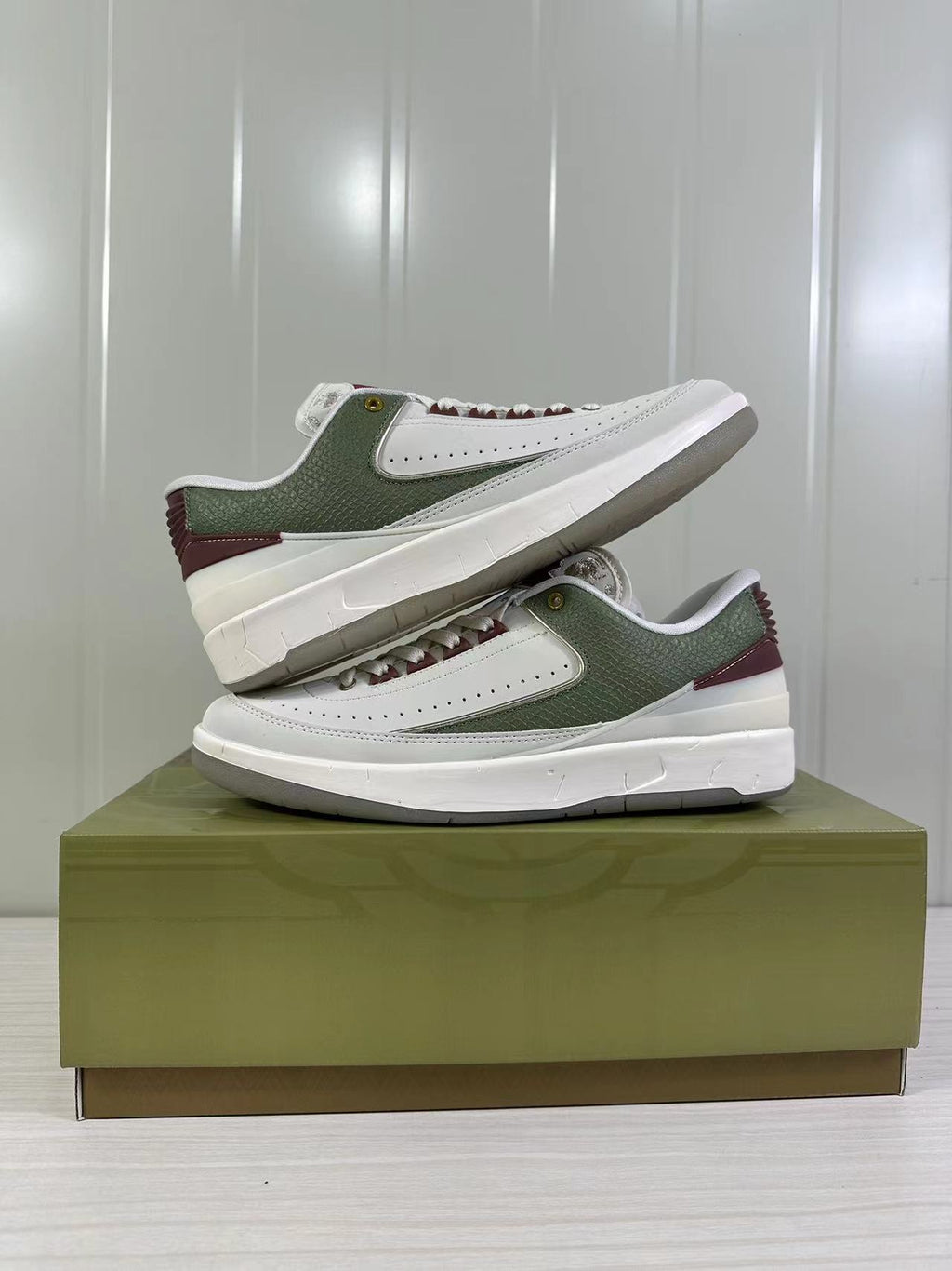 Air Jordan 2 Retro Low SP White Green Red FJ6871-100 - product image from the listing.