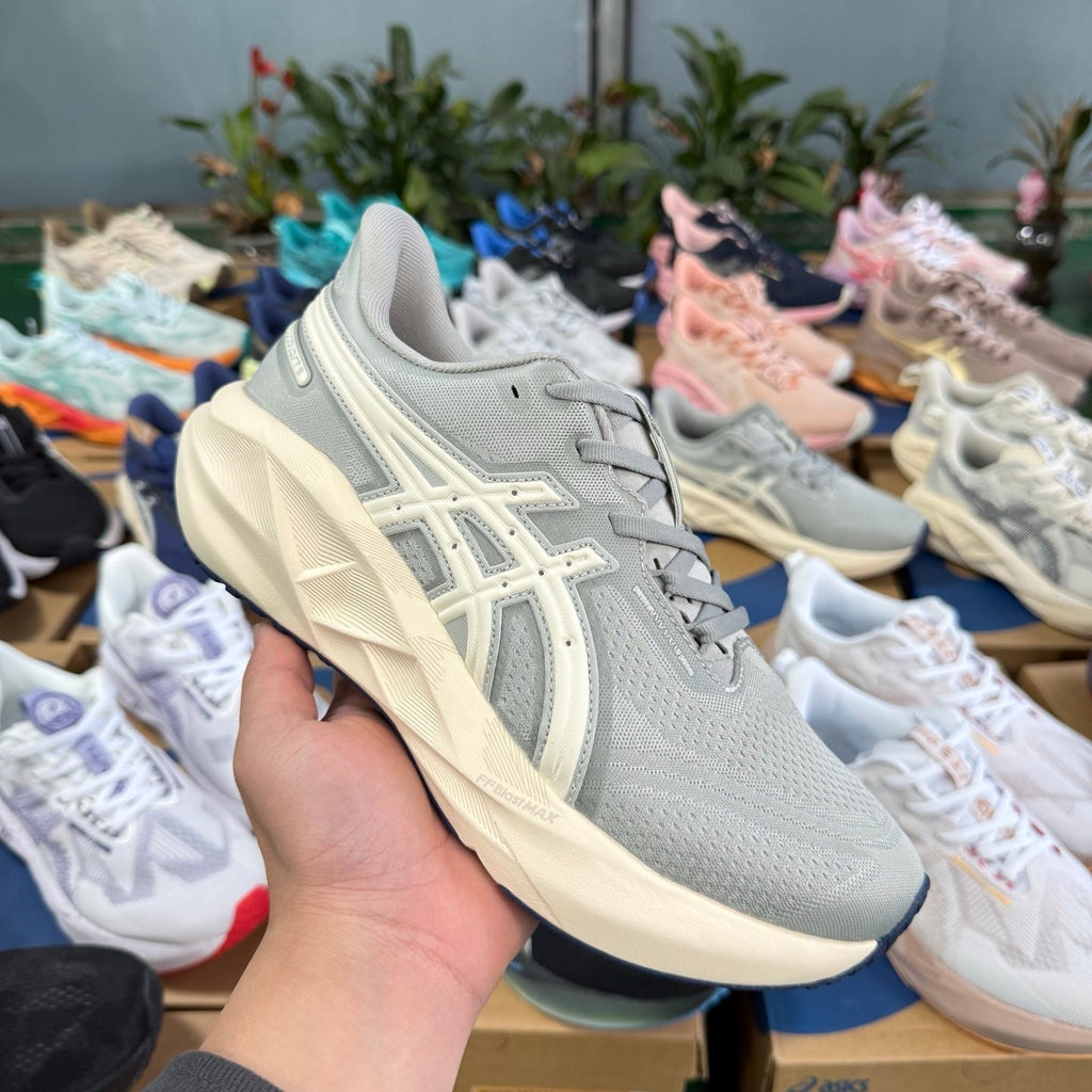 ASICS NOVABLAST 5 LE Running Shoes in Gray - product image from the listing.