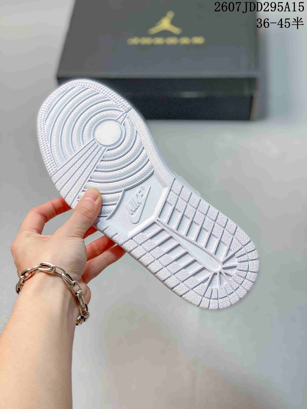 Air Jordan 1 Low White Sneakers 2607JDD295A15 - product image from the listing.