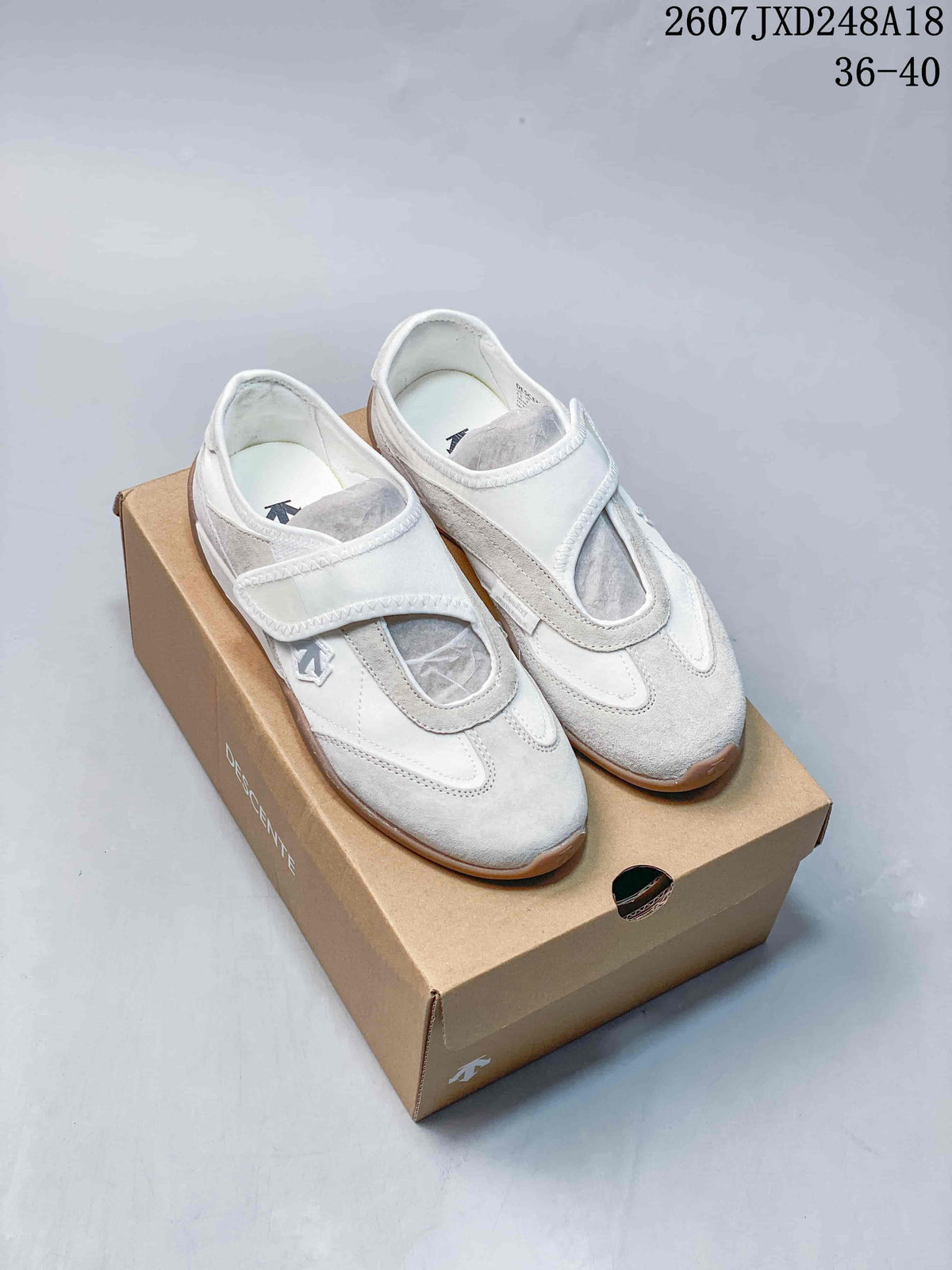 Descente Edge Court Retro Low-Top Sneakers in White Silver SP323LSN82 - product image from the listing.