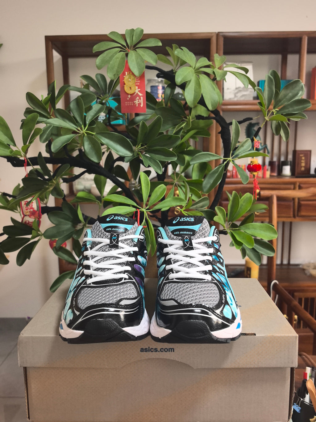 ASICS GEL-NIMBUS 16 Sneakers in Black, in Gray and Ice Blue - product image from the listing.
