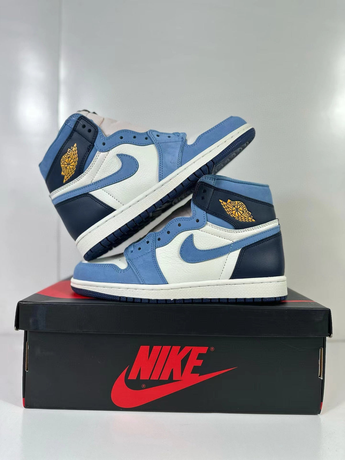 Air Jordan 1 High OG Blue White FD2596-400 - product image from the listing.