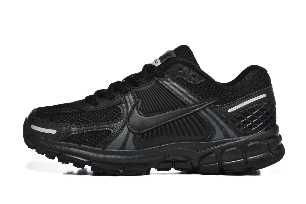 Nike Vomero 5 Black Running-Style Trainers - product image from the listing.
