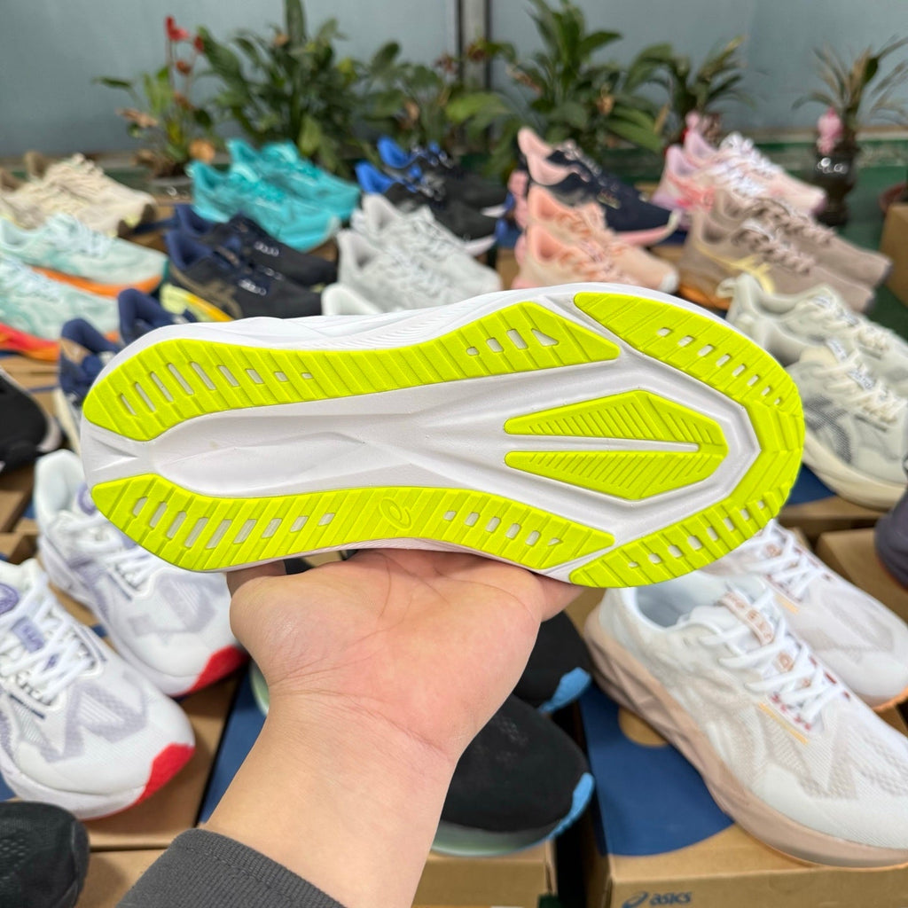 ASICS Novablast 5 LE Running Shoes in White Blue - product image from the listing.
