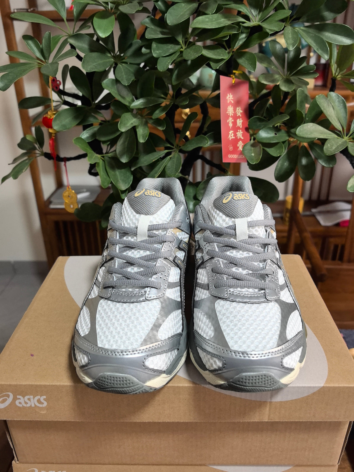 ASICS GEL-Cumulus 16 Running Shoes in Grey - product image from the listing.