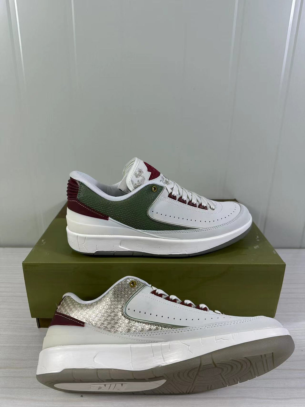Air Jordan 2 Retro Low SP White Green Red FJ6871-100 - product image from the listing.