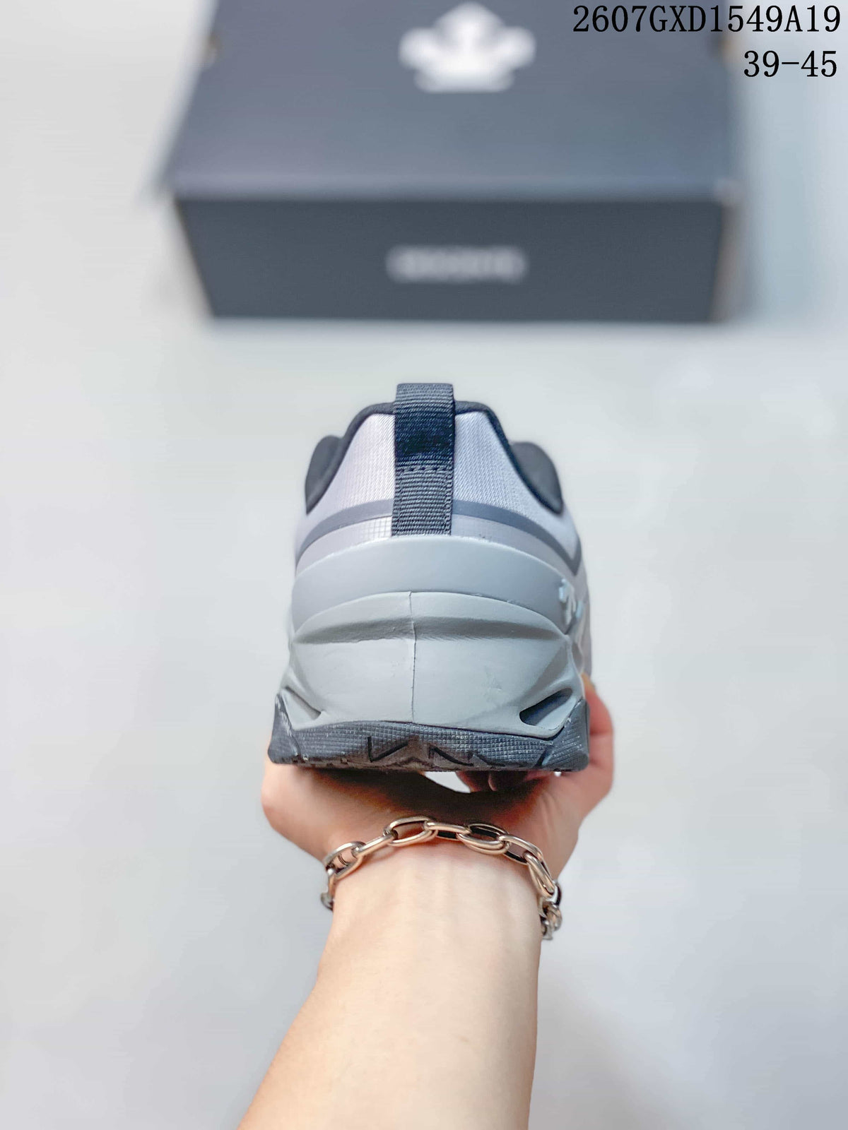 DESCENTE Circuit 2.0 Wire Gray Training Trainers 721490OWE - product image from the listing.