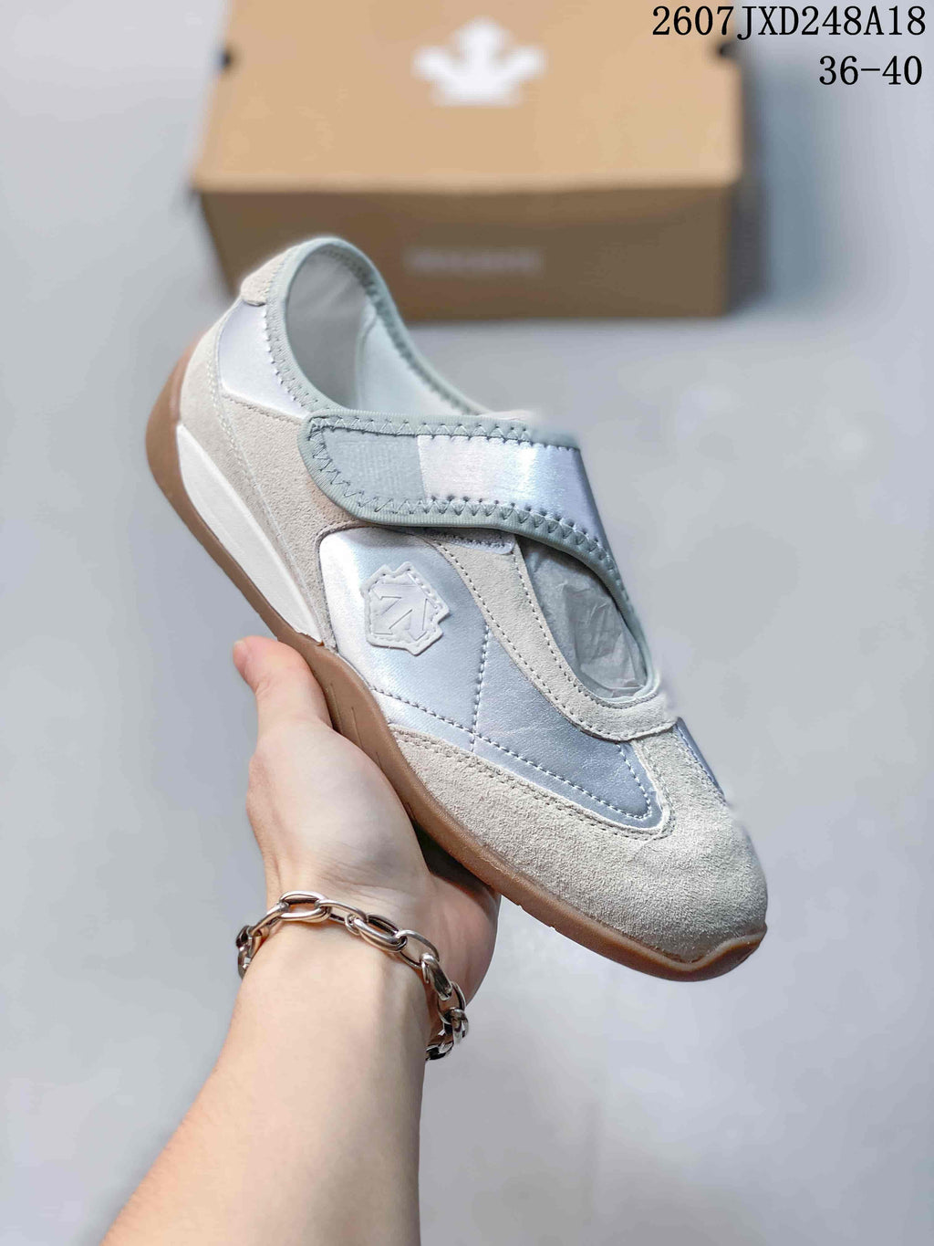 Descente Edge Court Retro Low-Top Sneakers in White Silver SP323LSN82 - product image from the listing.