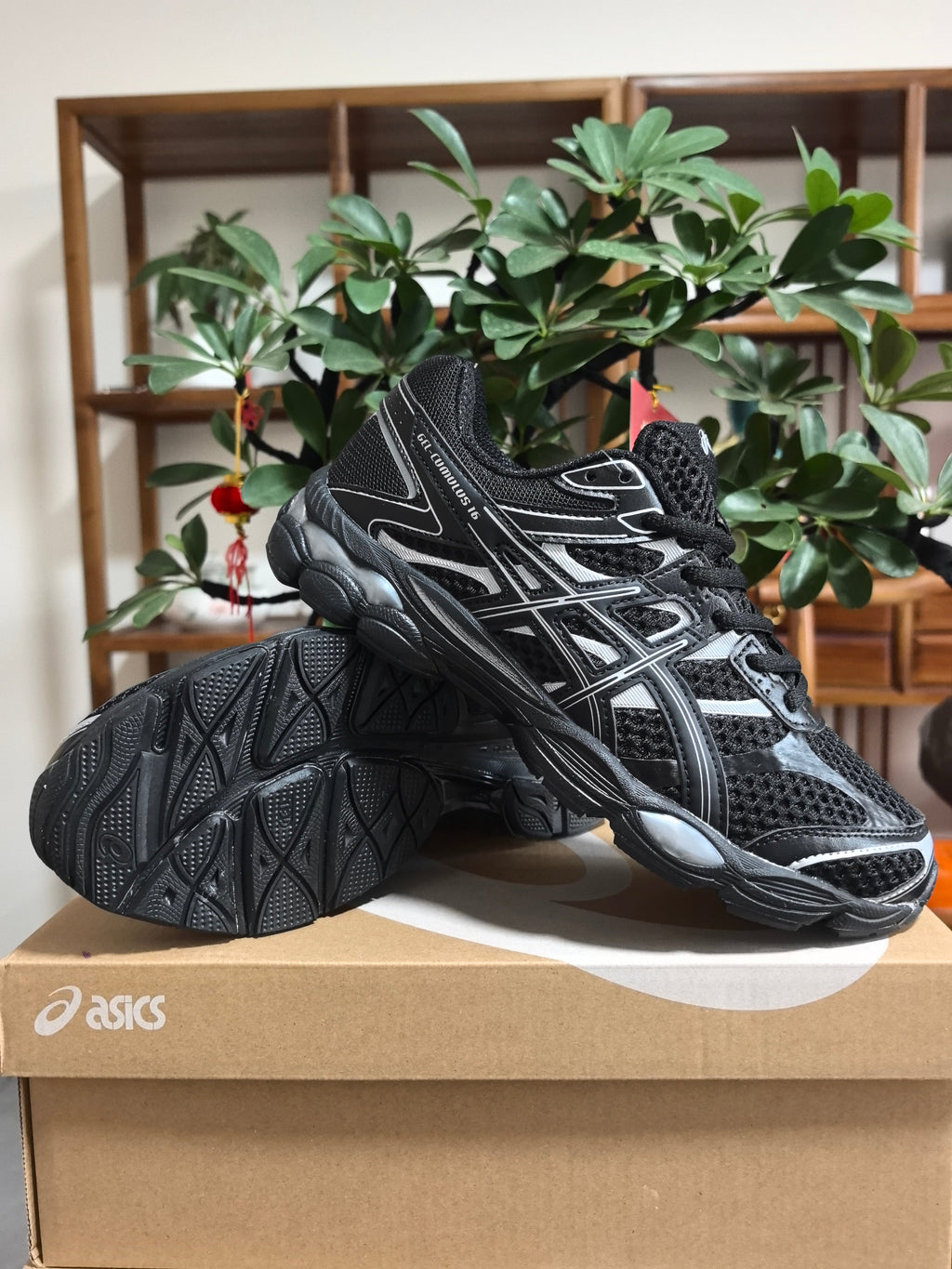 ASICS Gel-Cumulus 16 Sneakers in Black and White - product image from the listing.