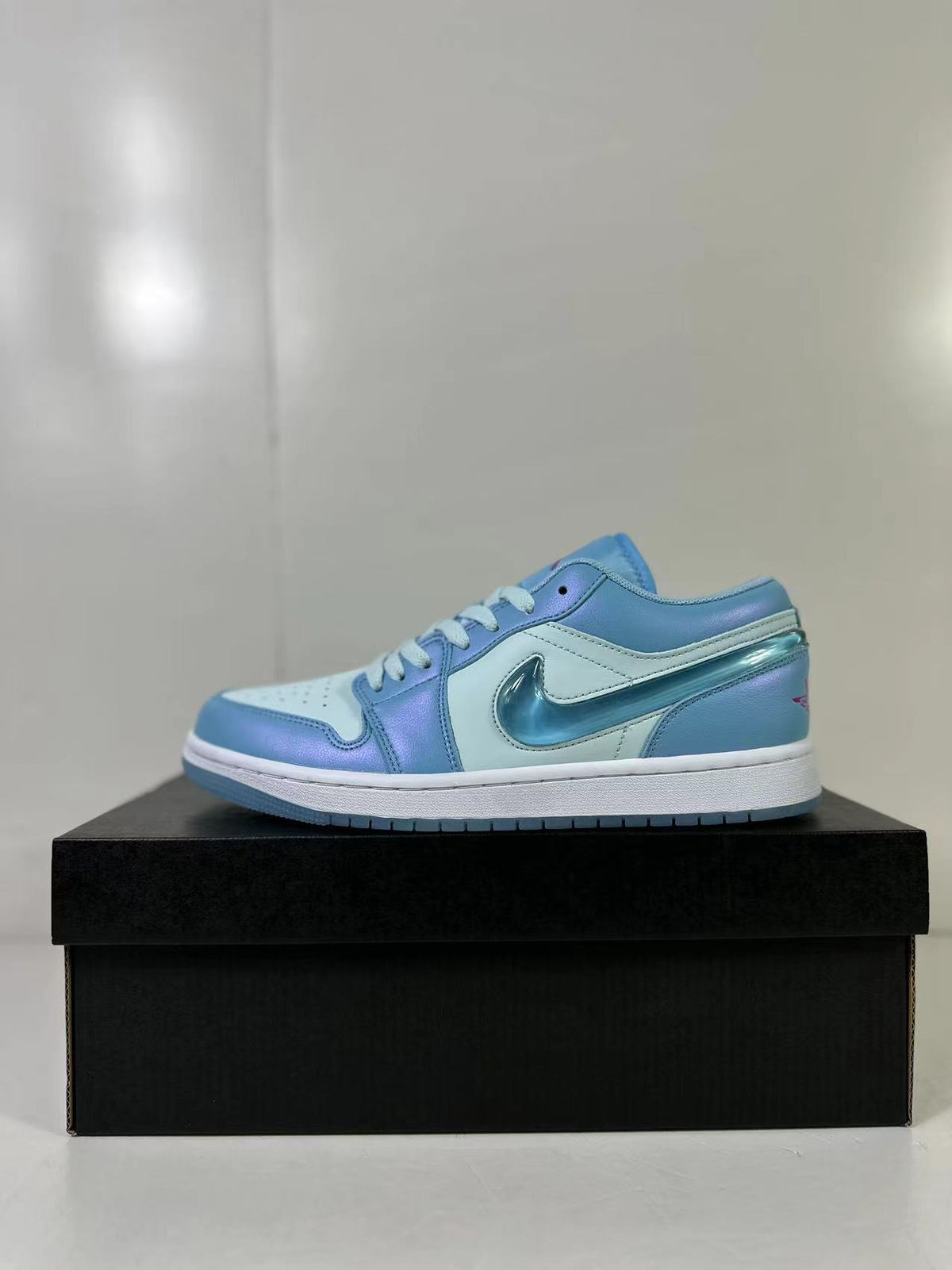 Air Jordan 1 Low SE Aquarius Blue FN7366-400 - product image from the listing.