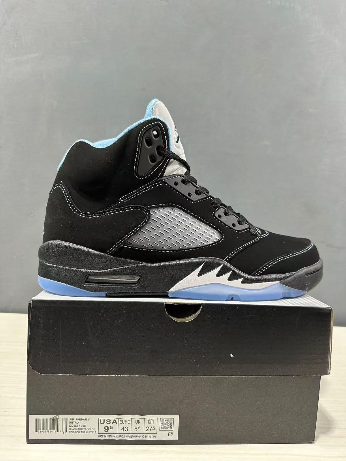 Air Jordan 5 Retro Black University Blue DD0587-008 - product image from the listing.