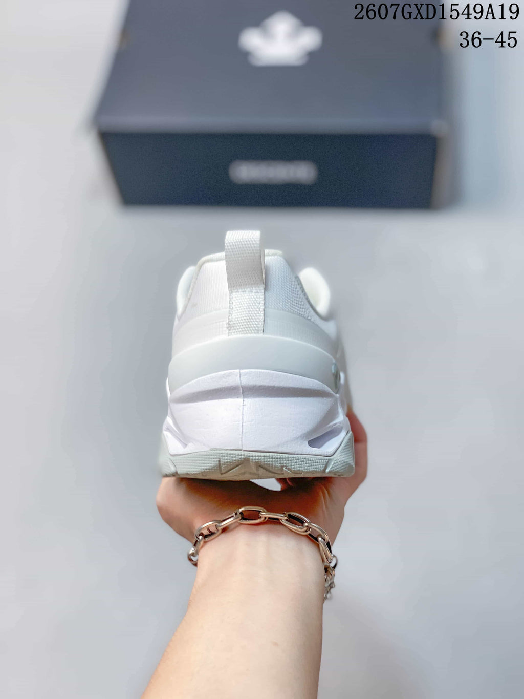 DESCENTE Circuit 2.0 Wire White Training Trainers 721490OWE - product image from the listing.