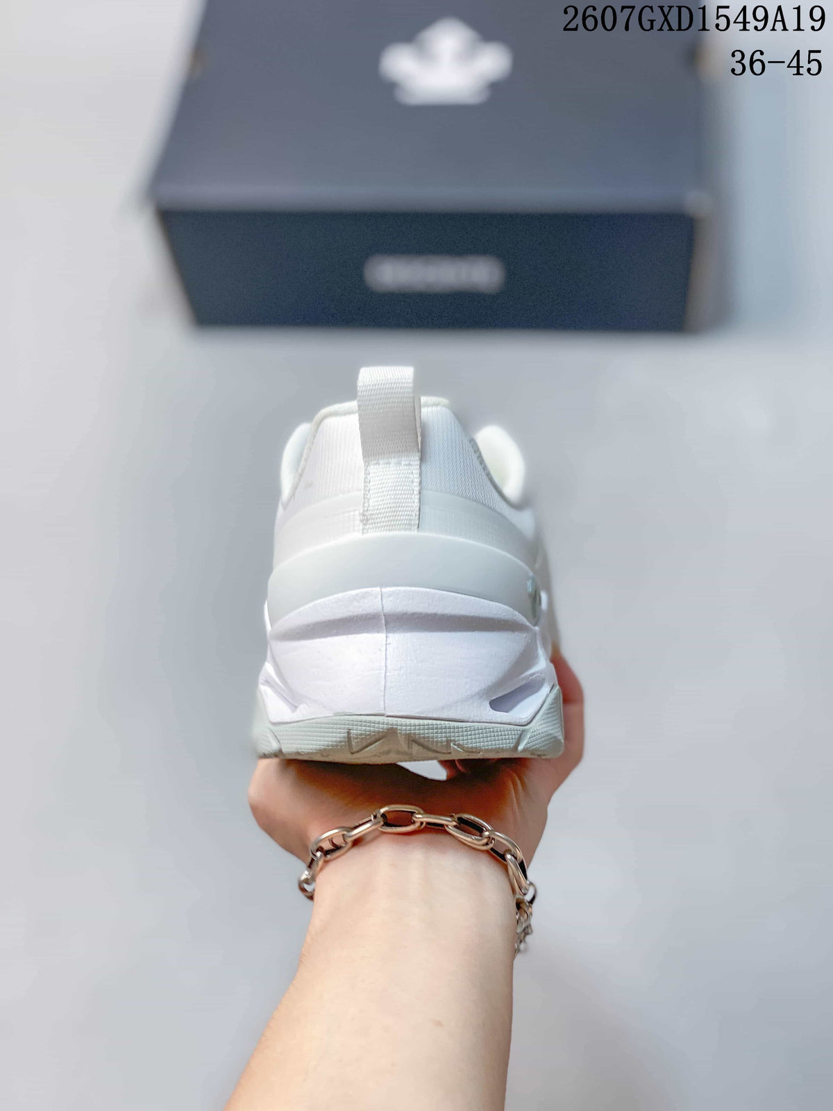 DESCENTE Circuit 2.0 Wire White Training Trainers 721490OWE - product image from the listing.