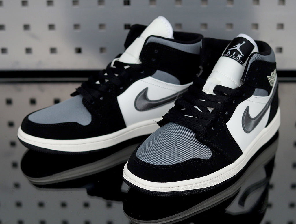 Jordan 1 Retro High OG Sneakers in Black White 852542-011 - product image from the listing.