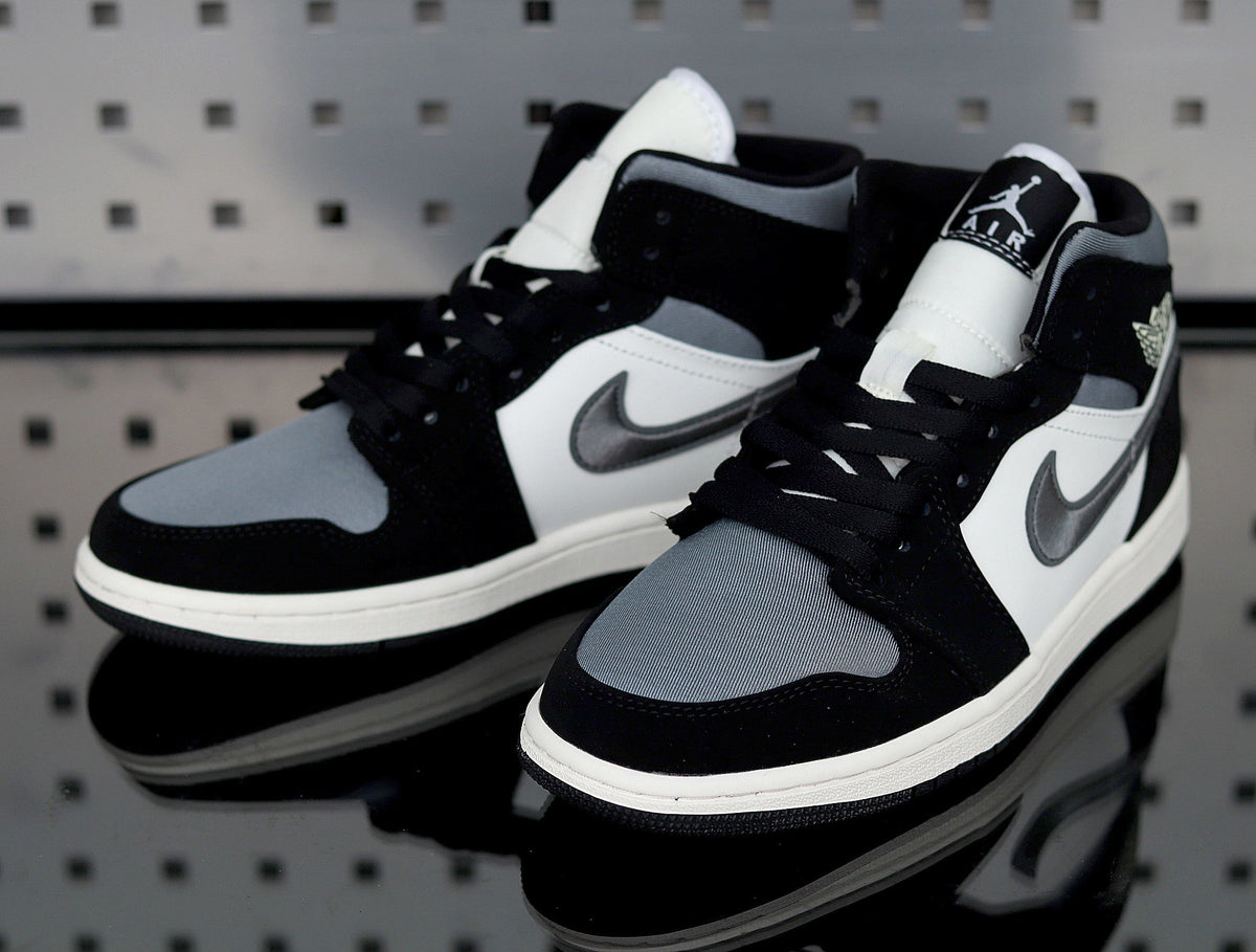 Jordan 1 Retro High OG Sneakers in Black White 852542-011 - product image from the listing.