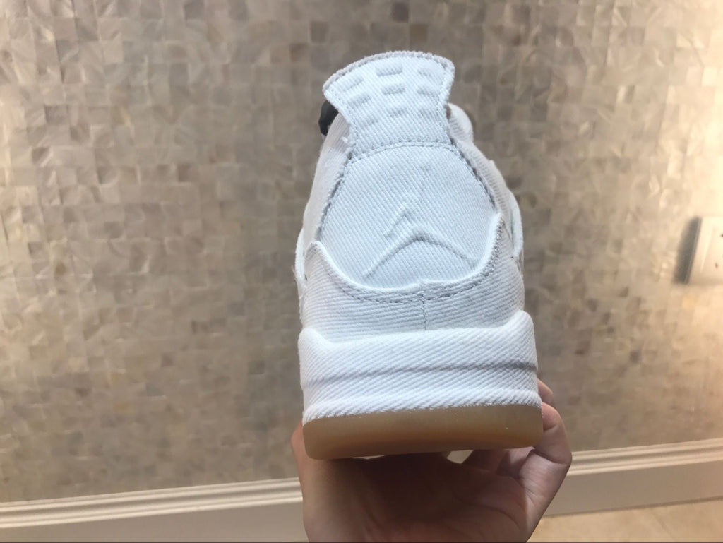 Jordan 4 Retro Levi's Sneakers in White AQ2571-100 - product image from the listing.