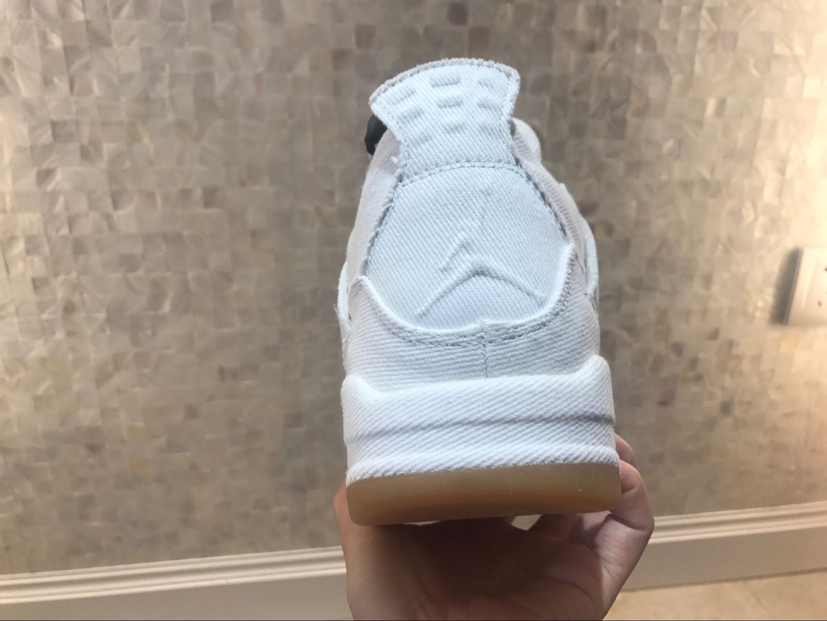 Jordan 4 Retro Levi's Sneakers in White AQ2571-100 - product image from the listing.
