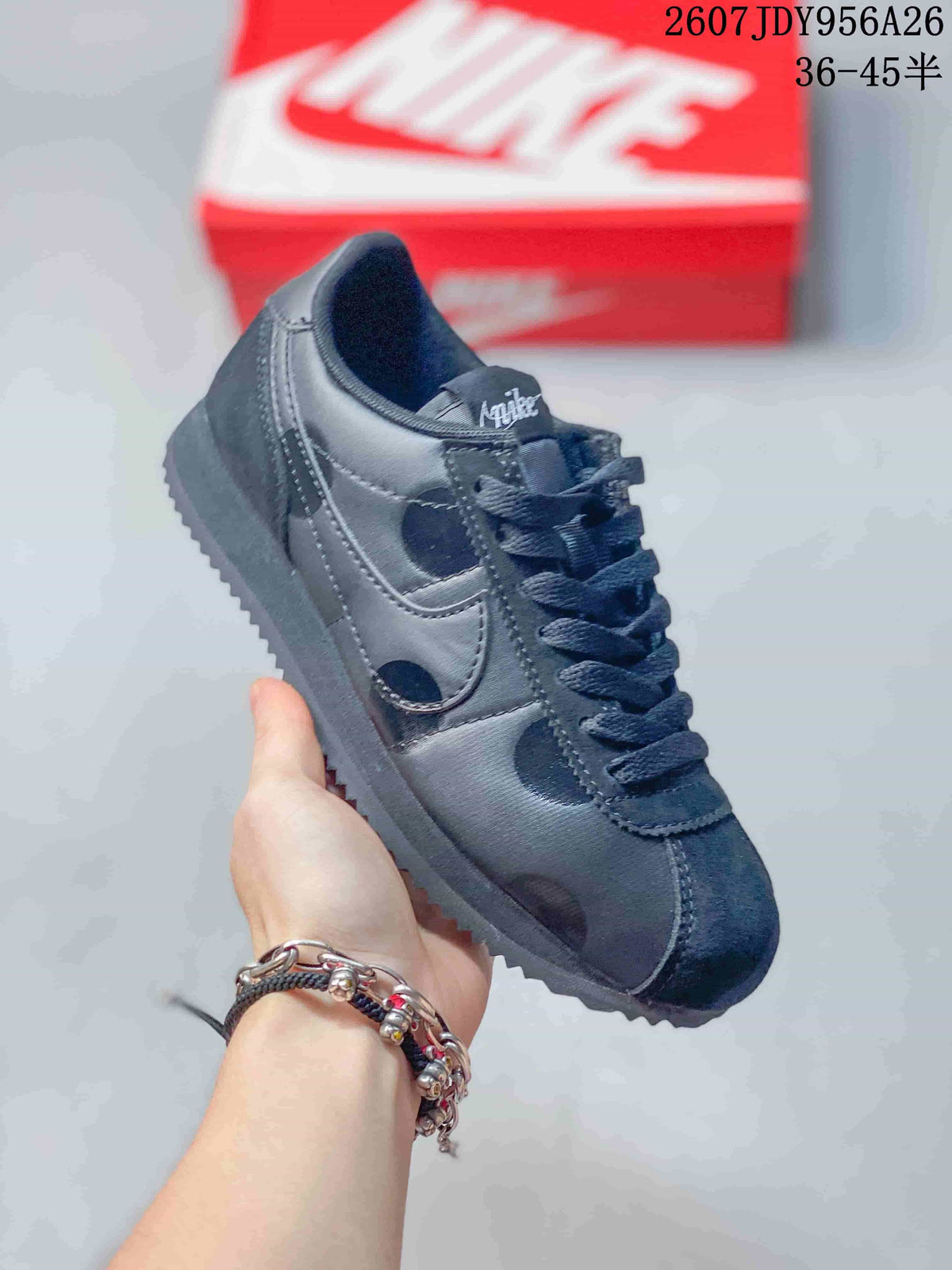 Nike Classic Cortez Sneakers White or in Black 2607JDY956A26 - product image from the listing.