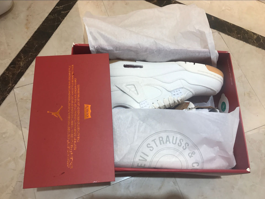 Jordan 4 Retro Levi's Sneakers in White AQ2571-100 - product image from the listing.