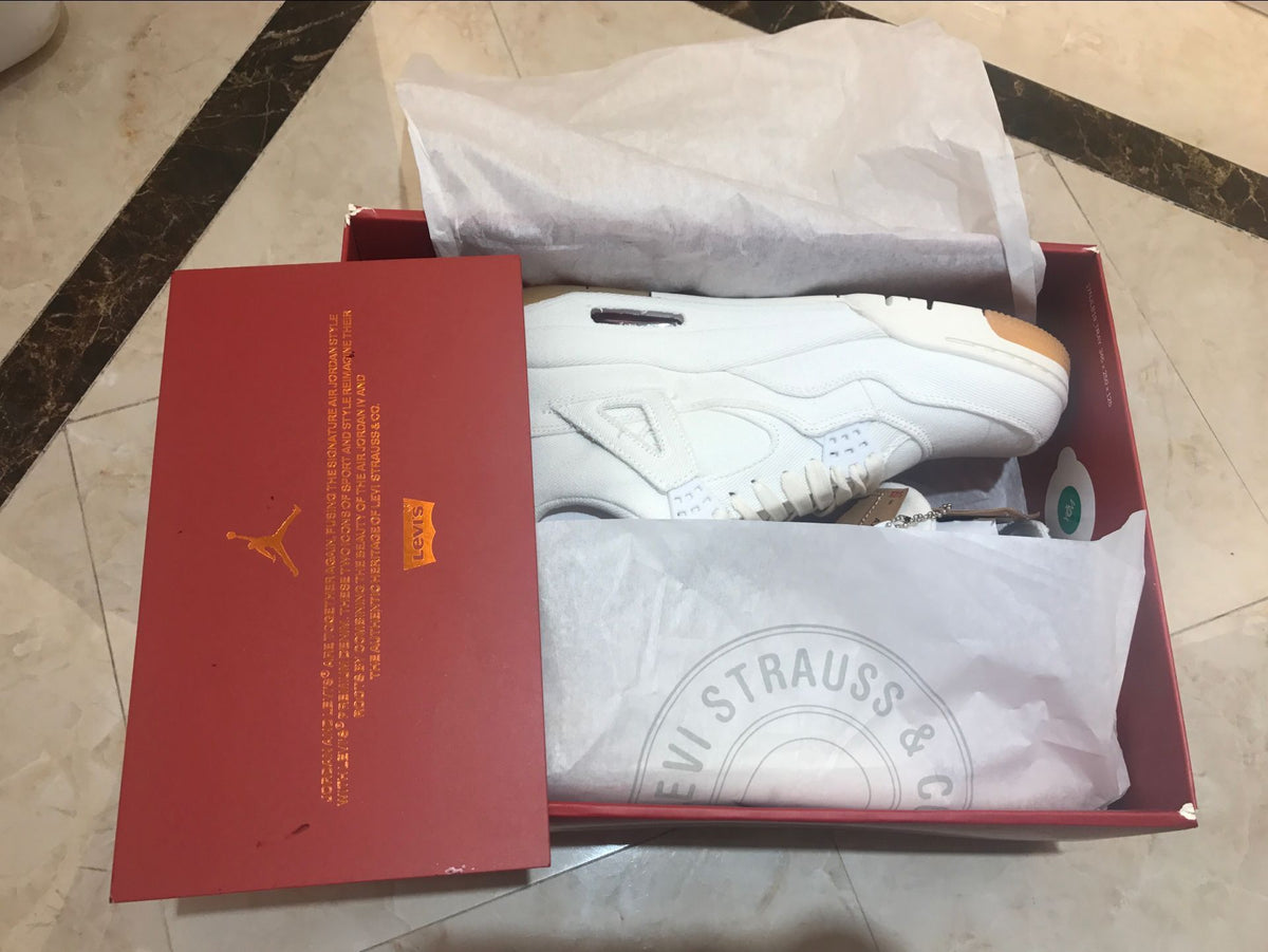 Jordan 4 Retro Levi's Sneakers in White AQ2571-100 - product image from the listing.