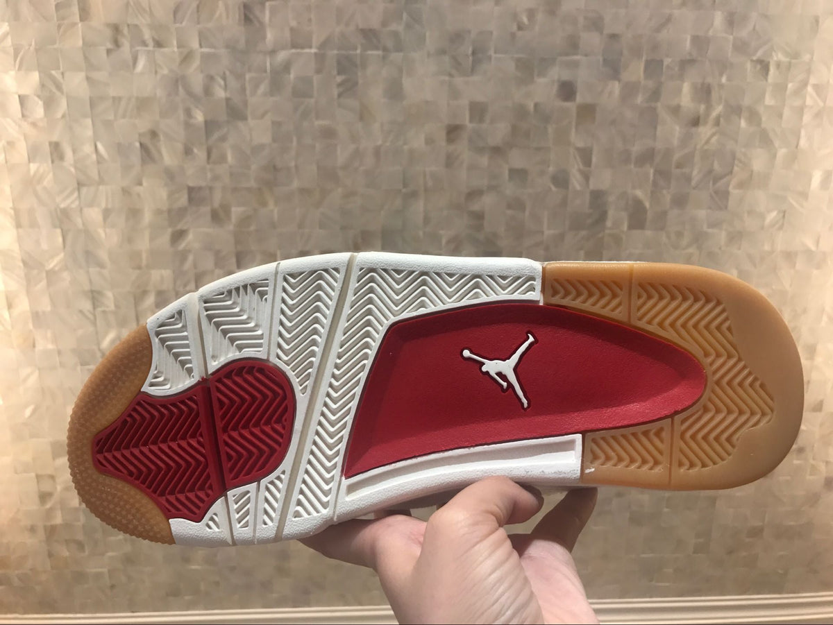Jordan 4 Retro Levi's Sneakers in White AQ2571-100 - product image from the listing.