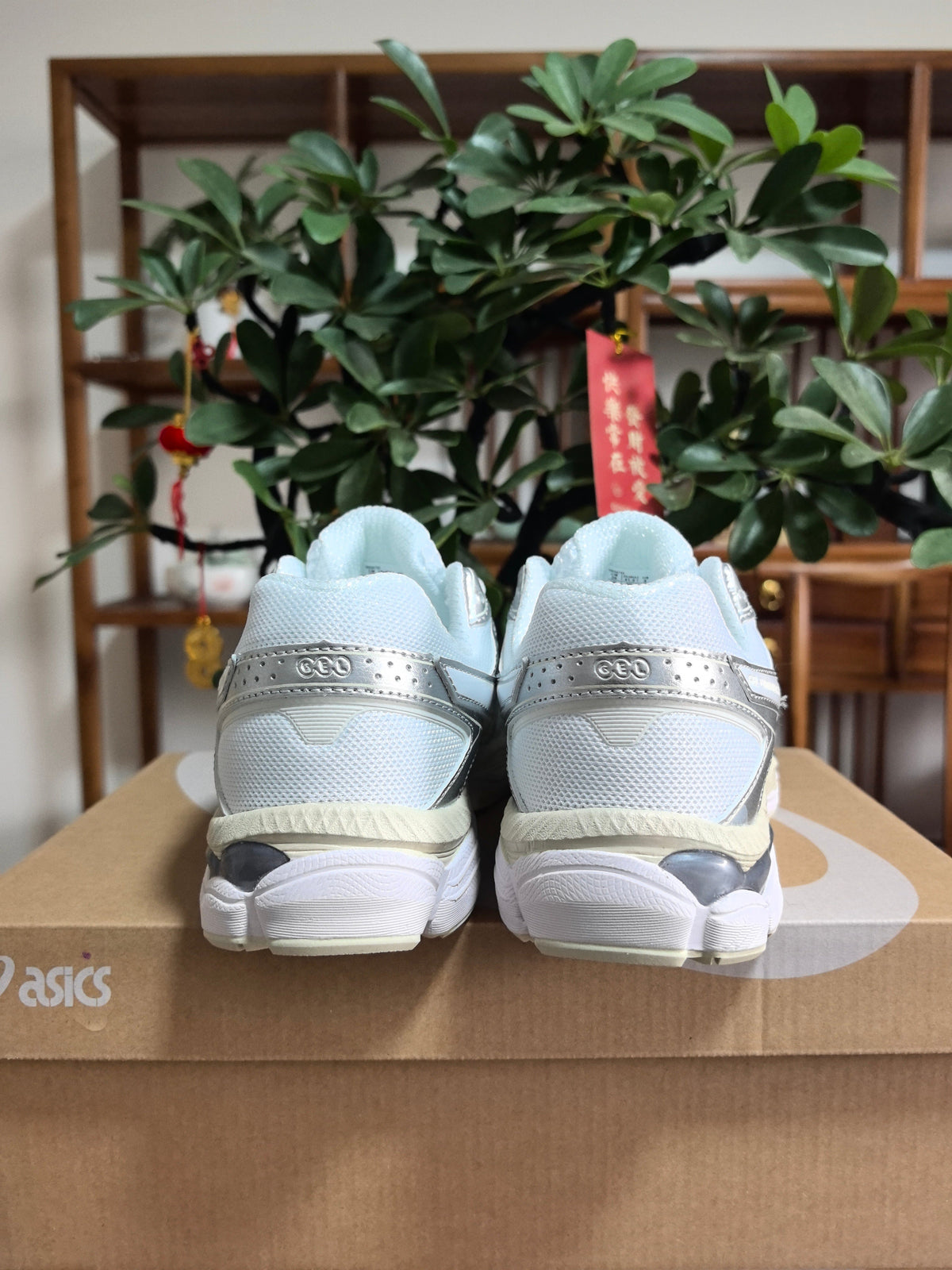 ASICS GEL-Cumulus 16 Sneakers in White and Grey - product image from the listing.
