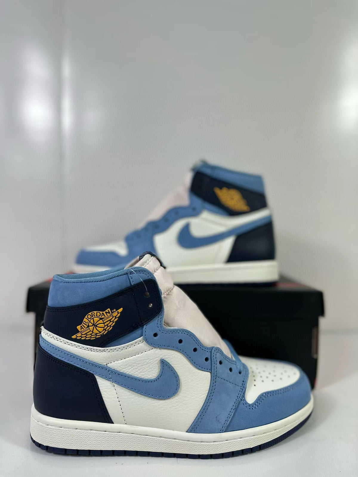 Air Jordan 1 High OG Blue White FD2596-400 - product image from the listing.