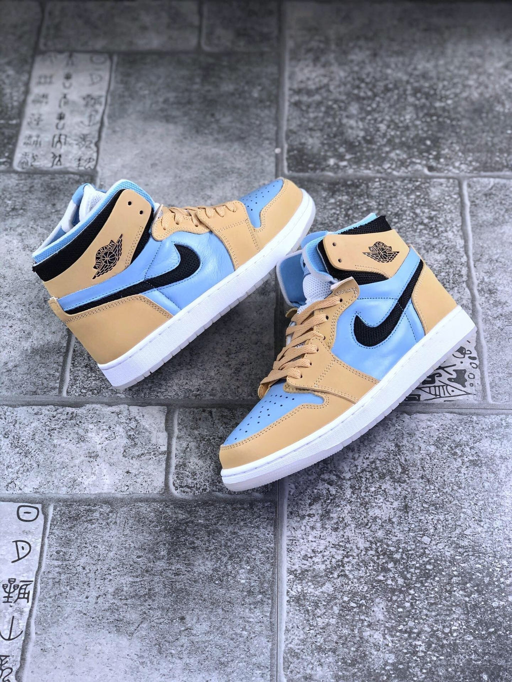Air Jordan 1 Zoom CMFT Blue Tan Sneakers CT0979-400 - product image from the listing.