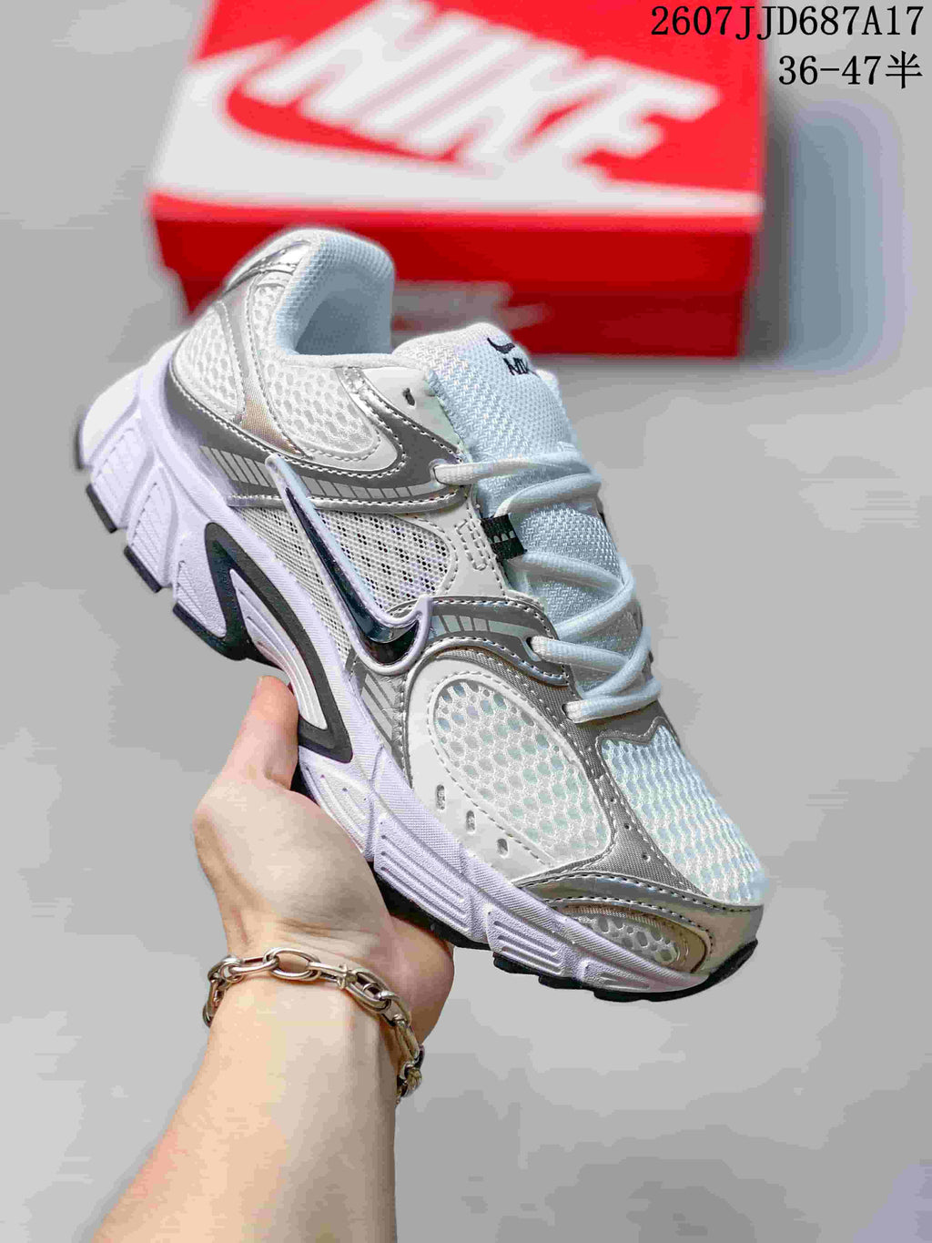 Nike V5 RNR Low-Cut Casual Sneakers 2607JJD687A17 - product image from the listing.