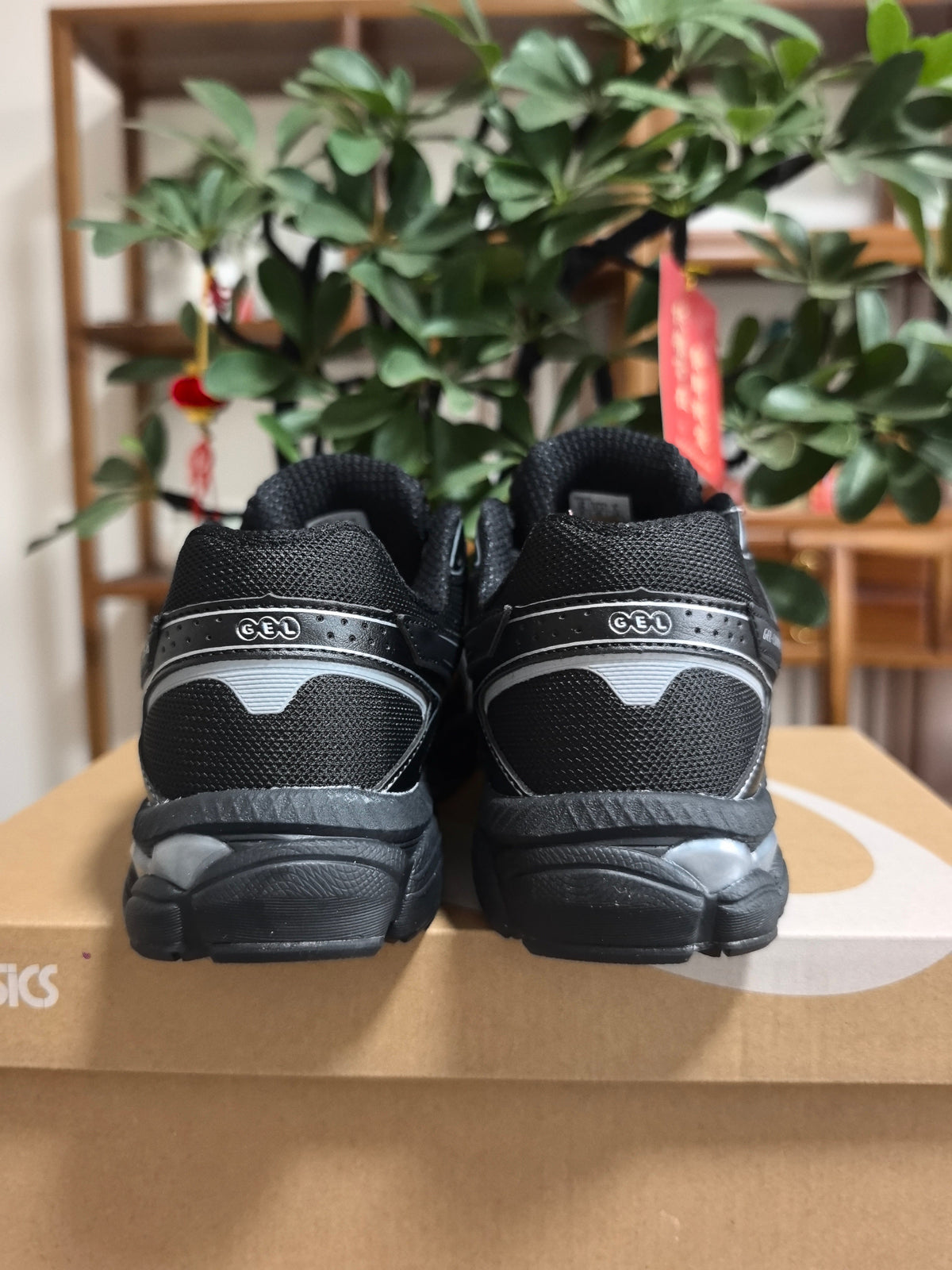 ASICS Gel-Cumulus 16 Sneakers in Black and White - product image from the listing.