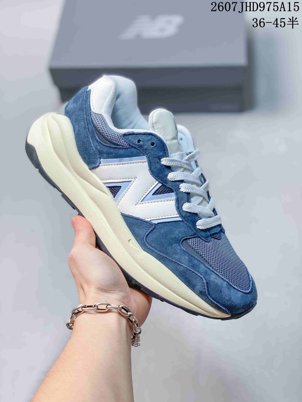 New Balance 5740 Trainers M5740VLB - product image from the listing.