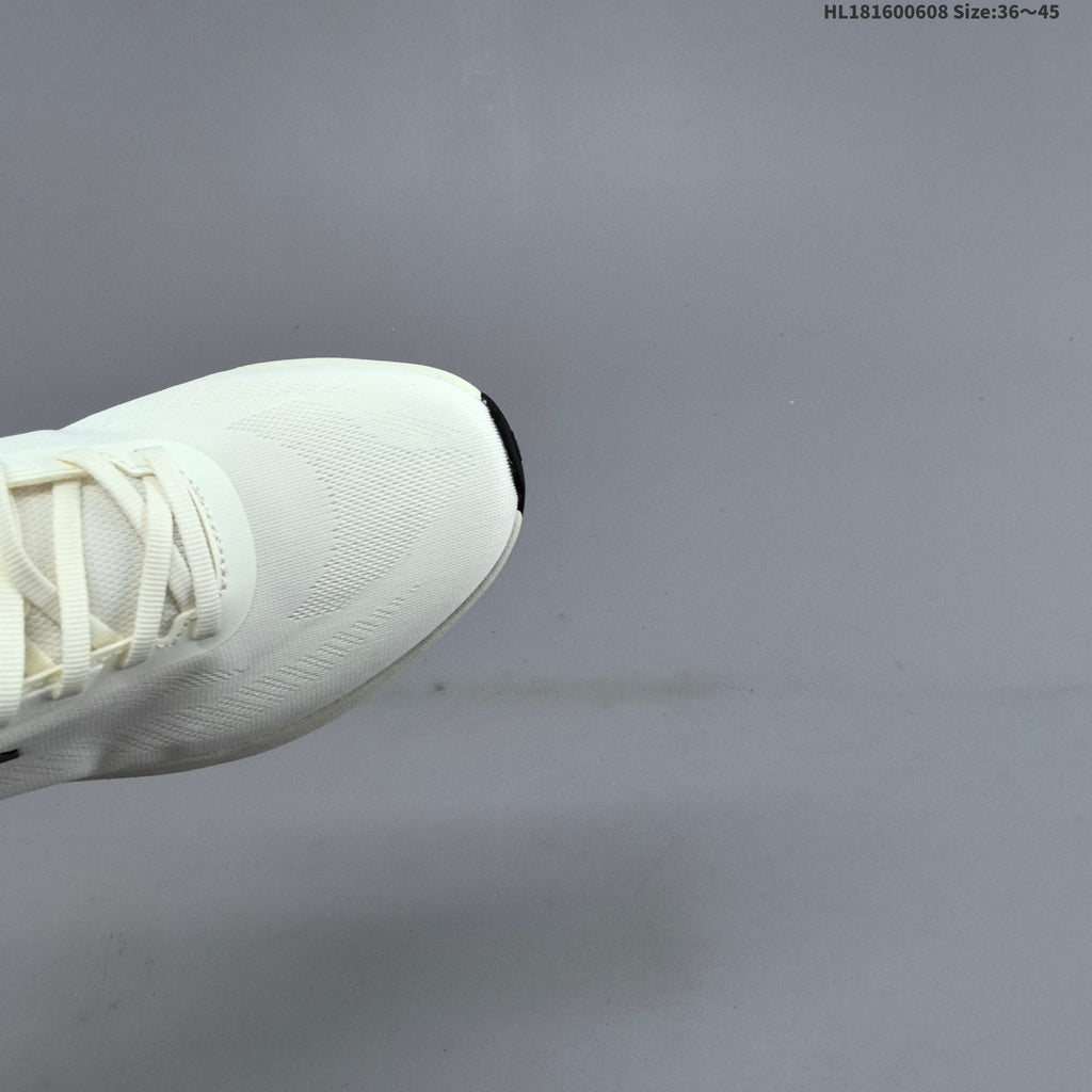 White DESCENTE RUN STEP Low-Top Running Shoes - product image from the listing.