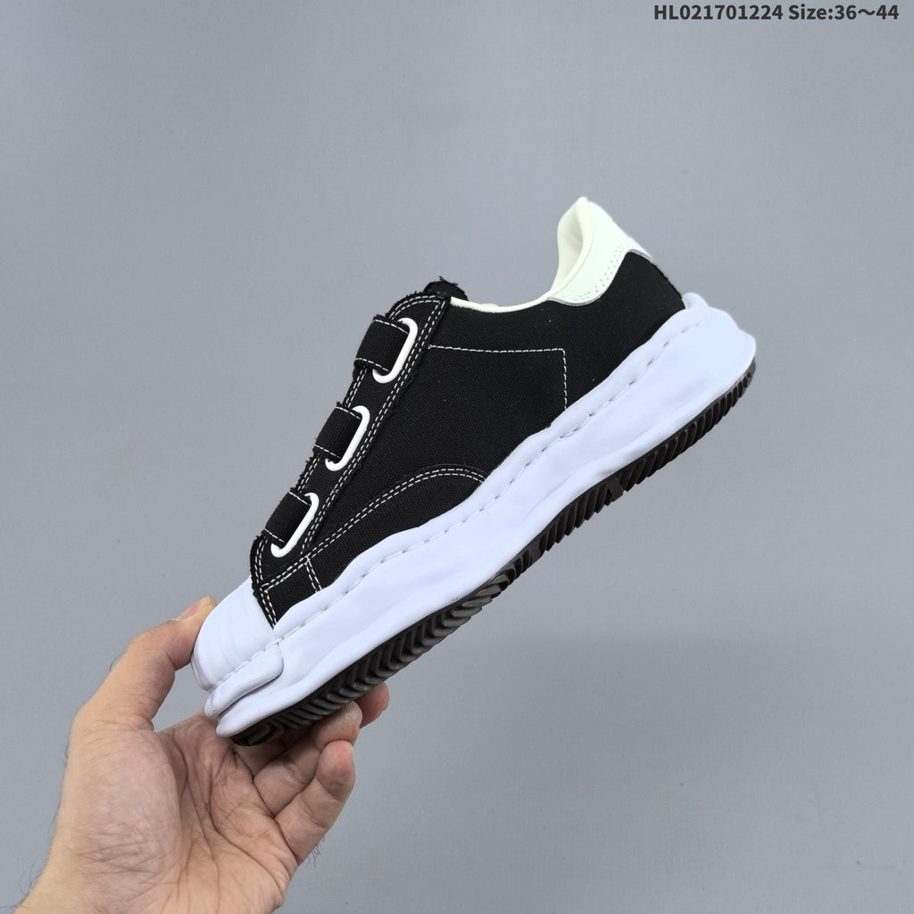 Maison MIHARA YASUHIRO Blakey Low Sneakers in Black White - product image from the listing.