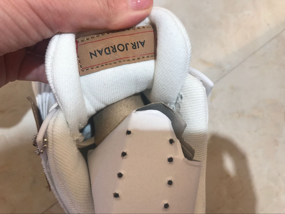 Jordan 4 Retro Levi's Sneakers in White AQ2571-100 - product image from the listing.