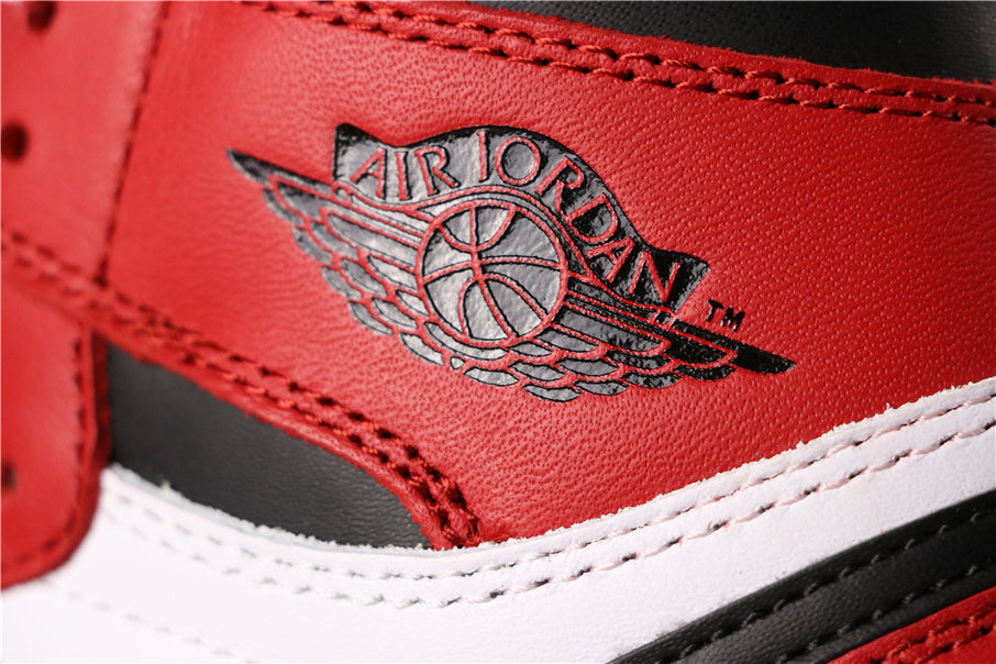 Air Jordan 1 High Chicago Sneakers Red White Black - product image from the listing.