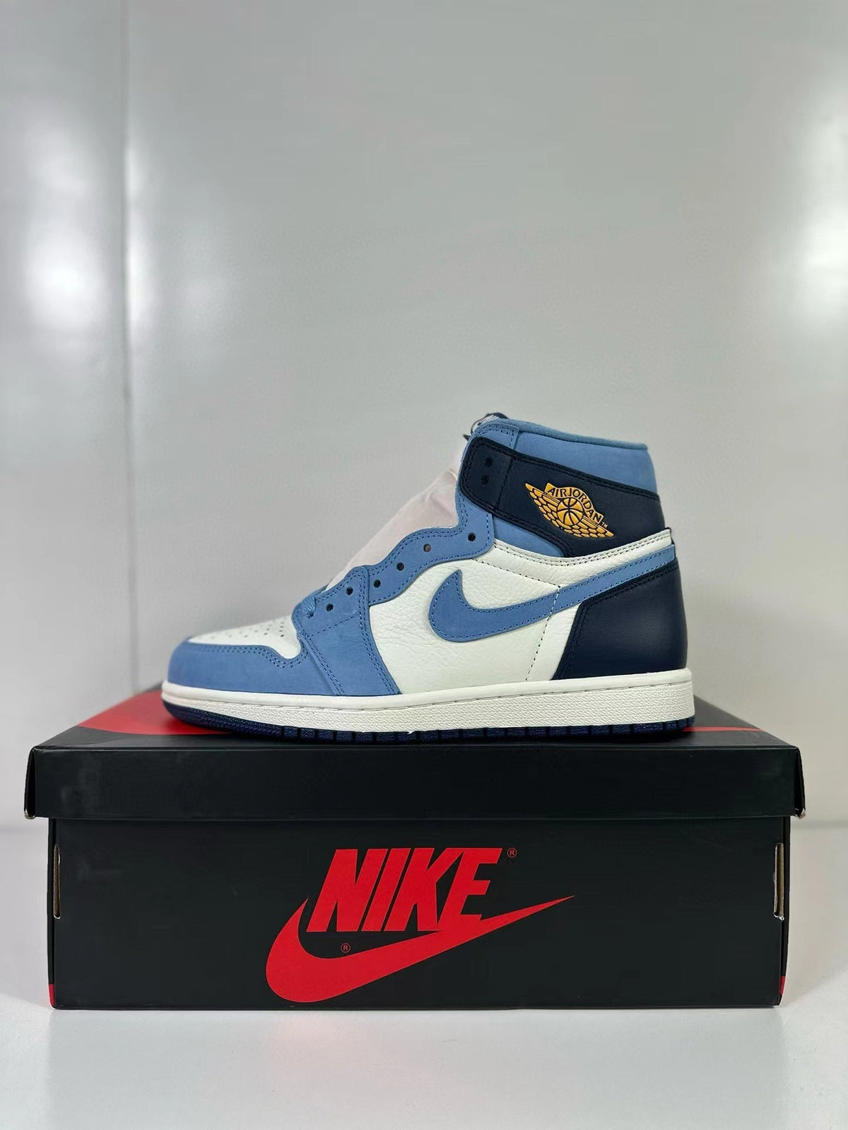 Air Jordan 1 High OG Blue White FD2596-400 - product image from the listing.
