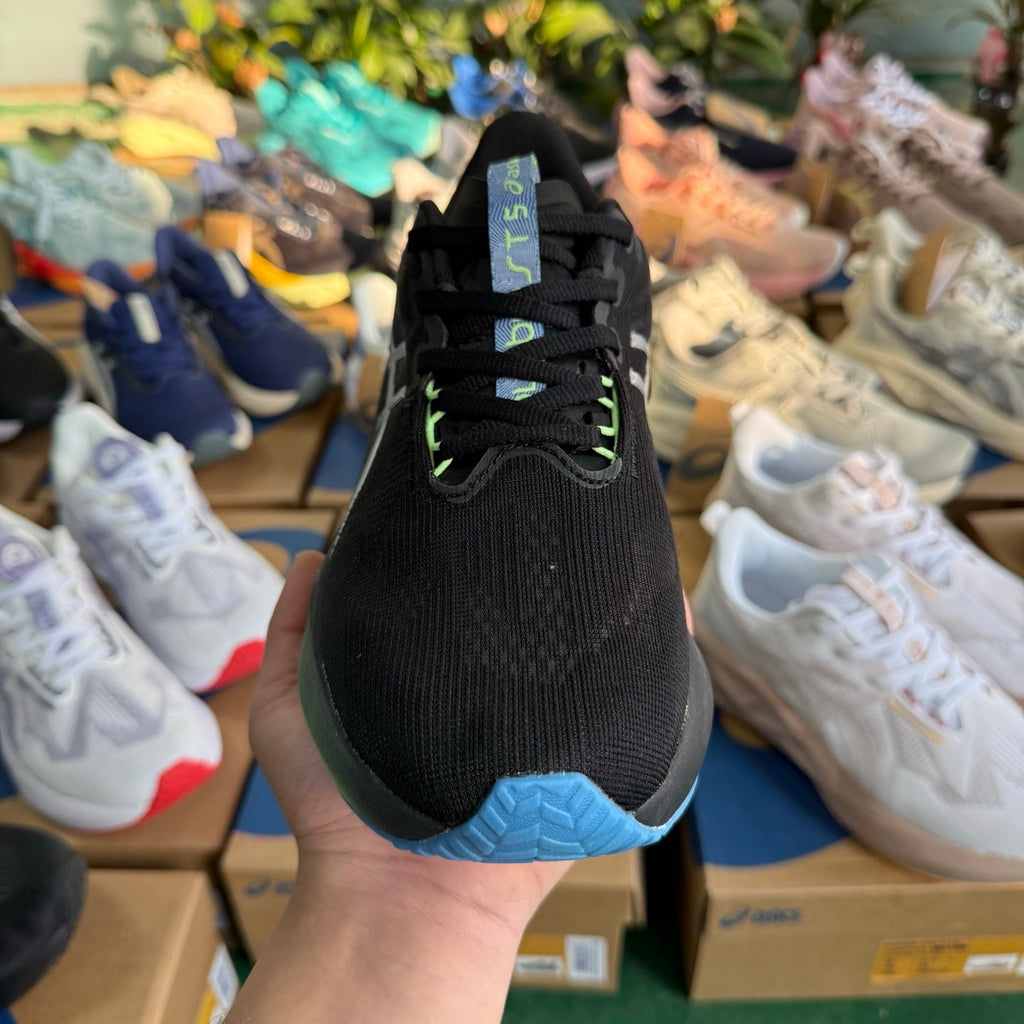 ASICS Novablast 5 LE Running Shoes in Black Silver - product image from the listing.