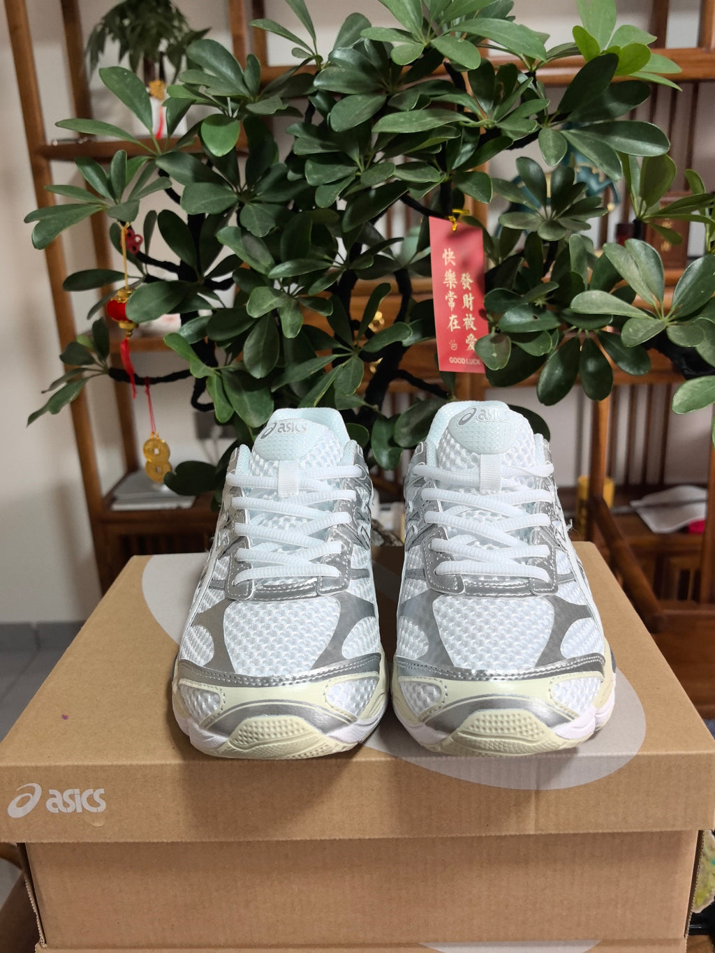 ASICS GEL-Cumulus 16 Sneakers in White and Grey - product image from the listing.