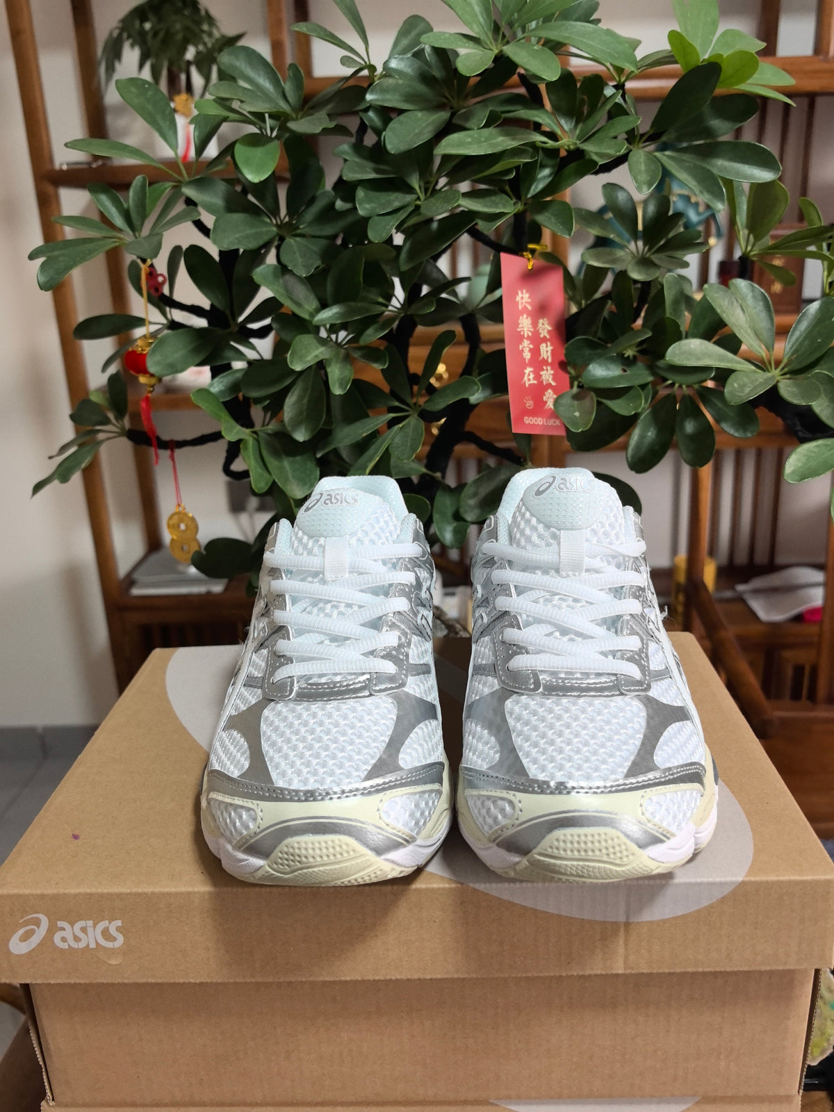 ASICS GEL-Cumulus 16 Sneakers in White and Grey - product image from the listing.
