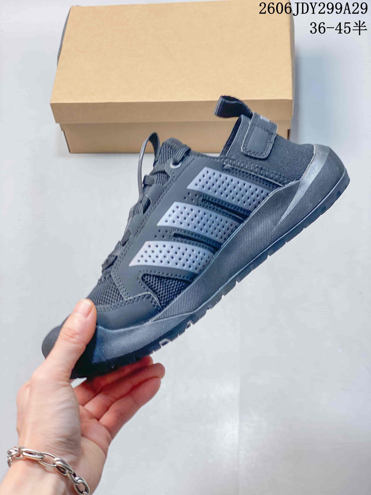 Adidas Terrex Daroga 25 Sneakers in Dark Gray 2606JDY299A29 - product image from the listing.