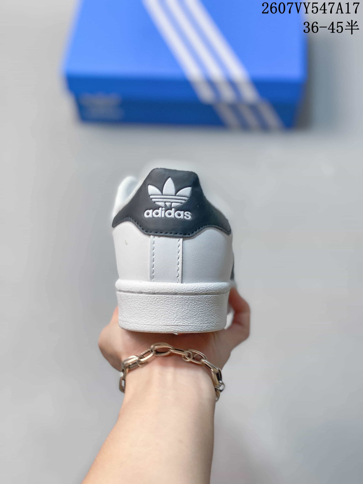 Adidas Originals Superstar Low-Top Sneakers in White Black 2607VY547A17 - product image from the listing.