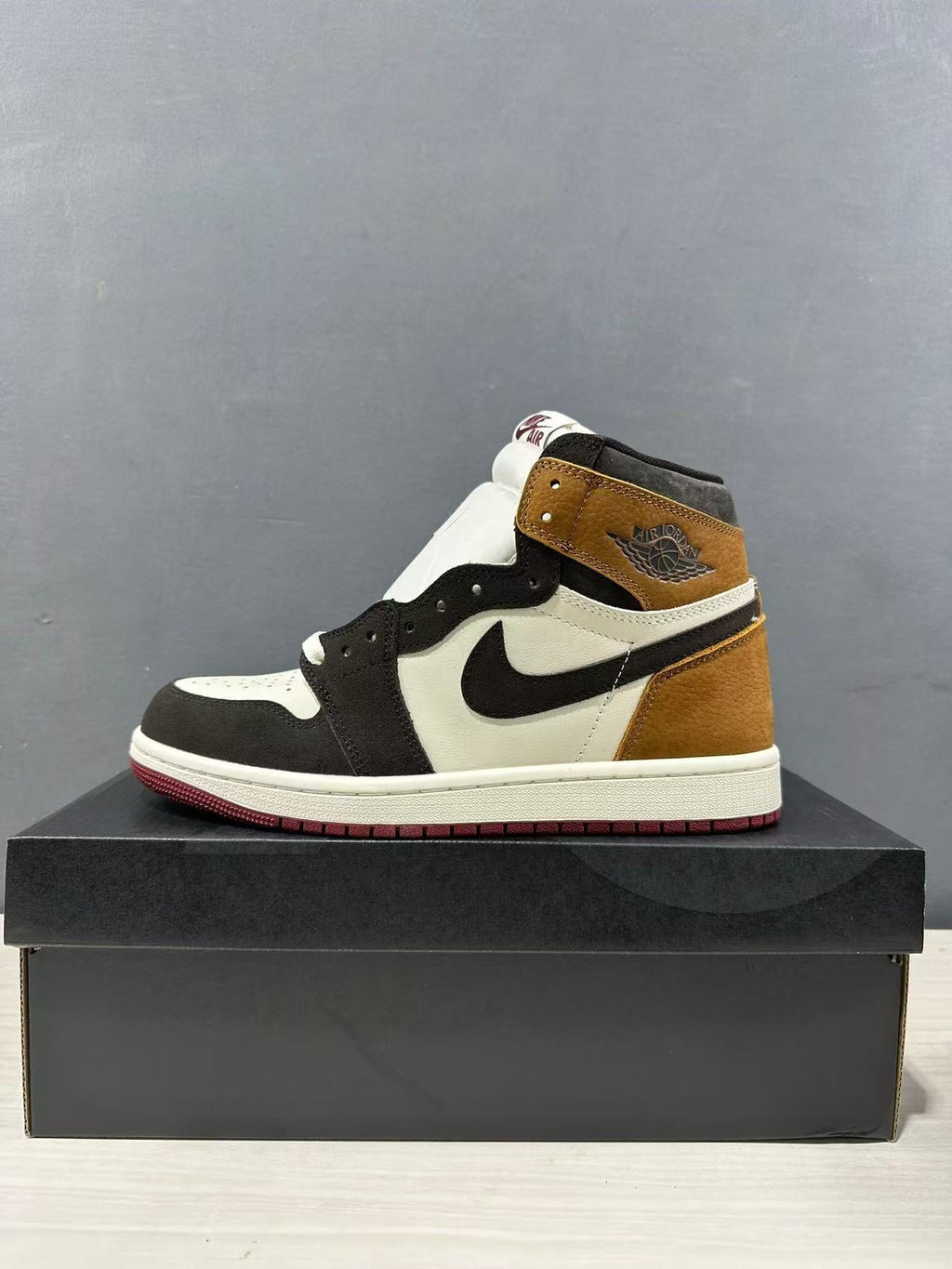 Air Jordan 1 High OG Cacao Wow Sand Drift DZ5485-201 - product image from the listing.