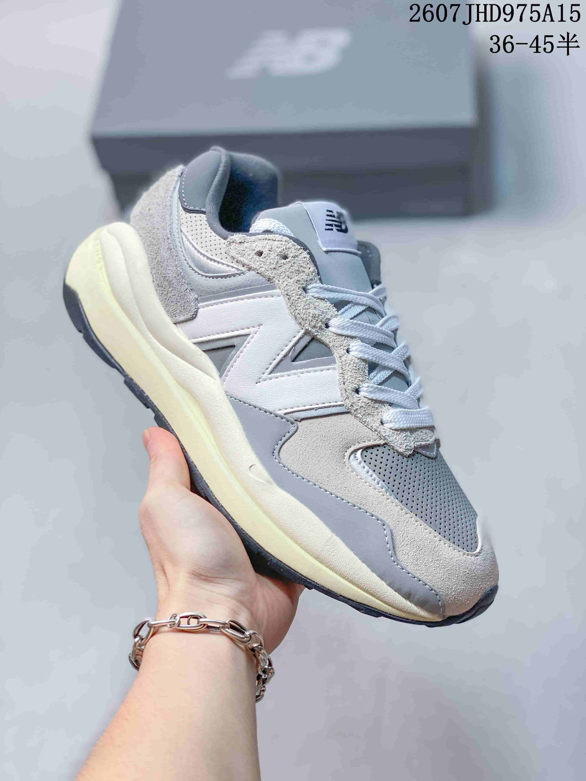New Balance 5740 Trainers M5740VLB - product image from the listing.
