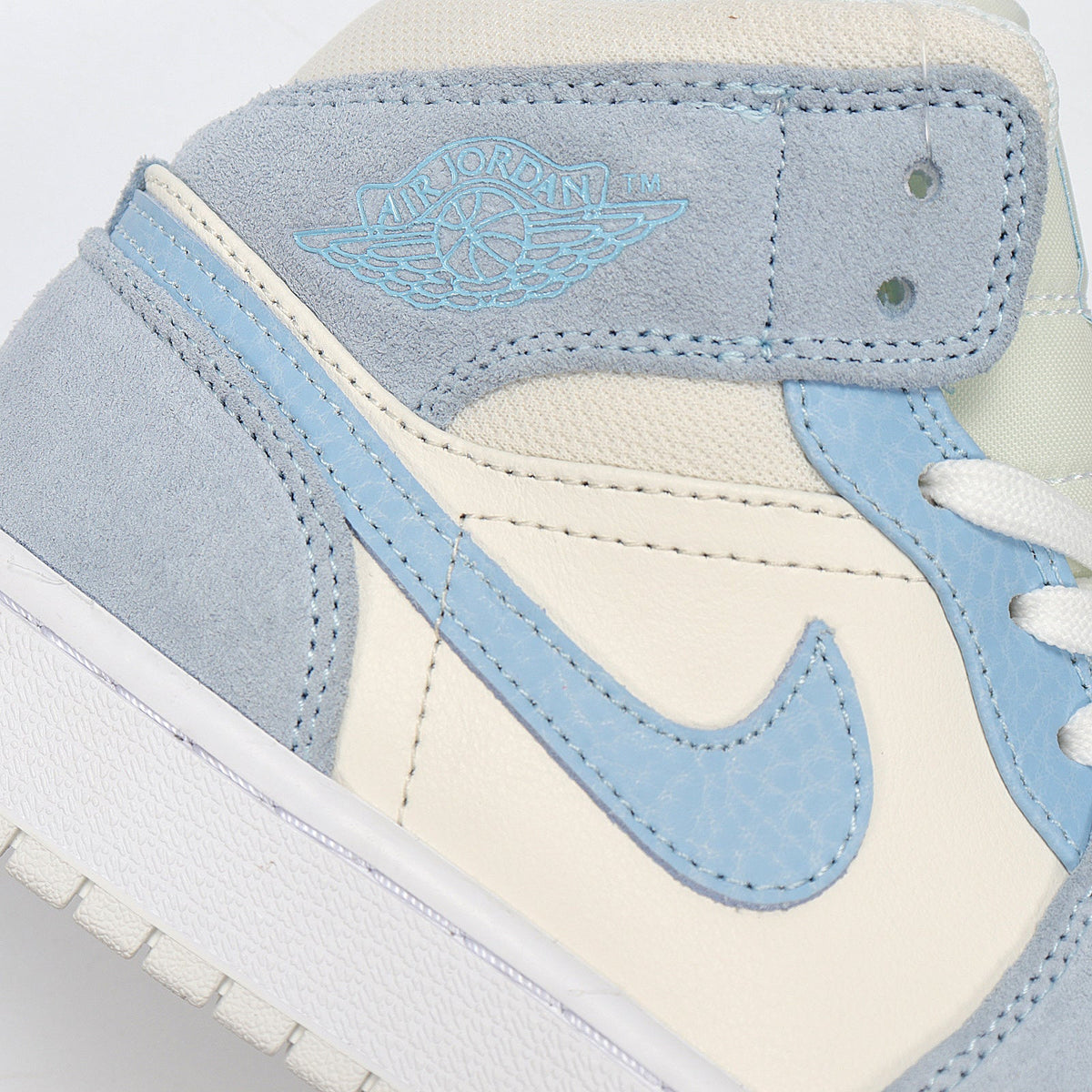 Jordan 1 Mid SE Paris Sneakers in Blue DA4666-100 - product image from the listing.