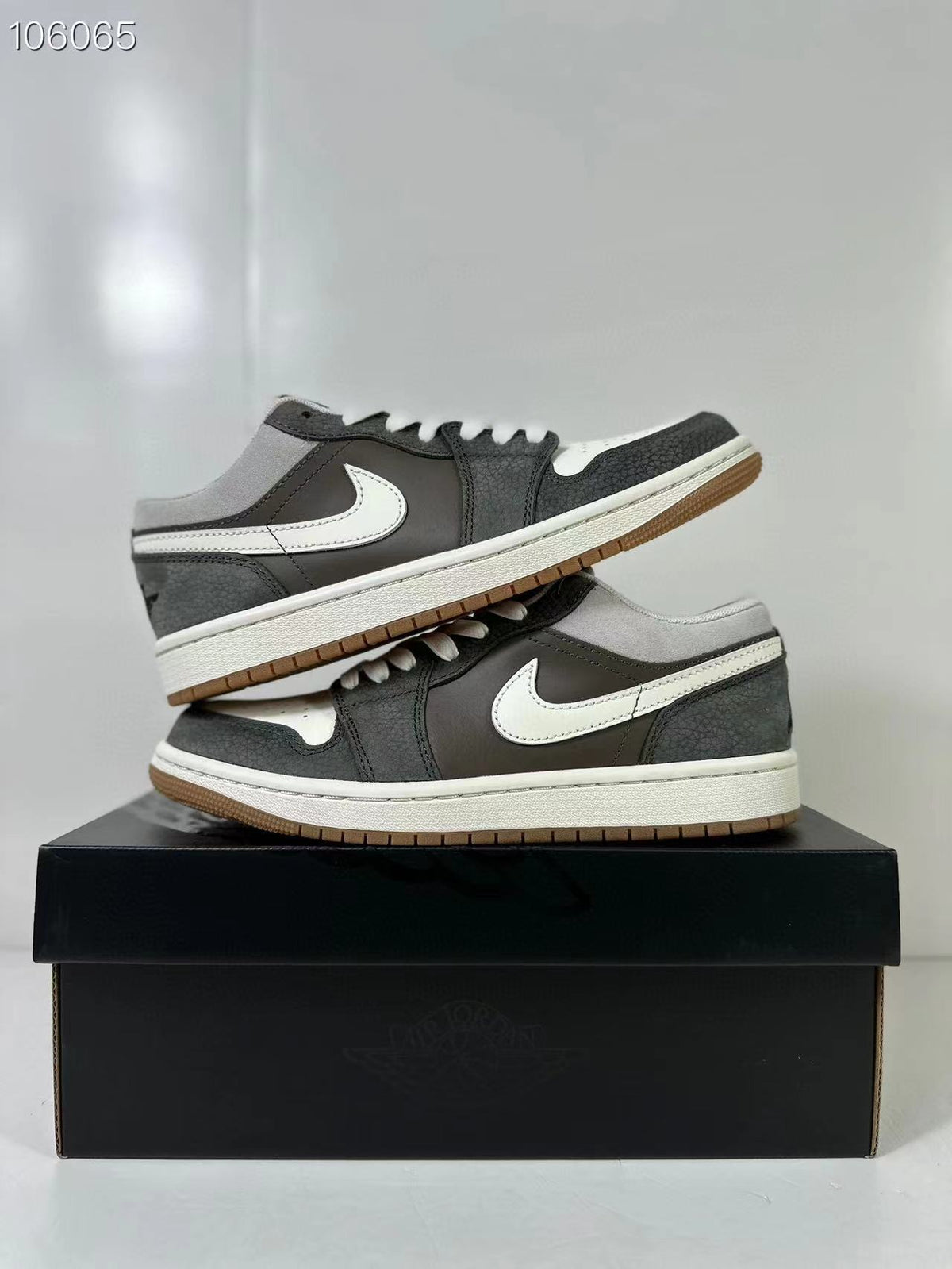 Air Jordan 1 Low SE Gray White FD0399-004 - product image from the listing.