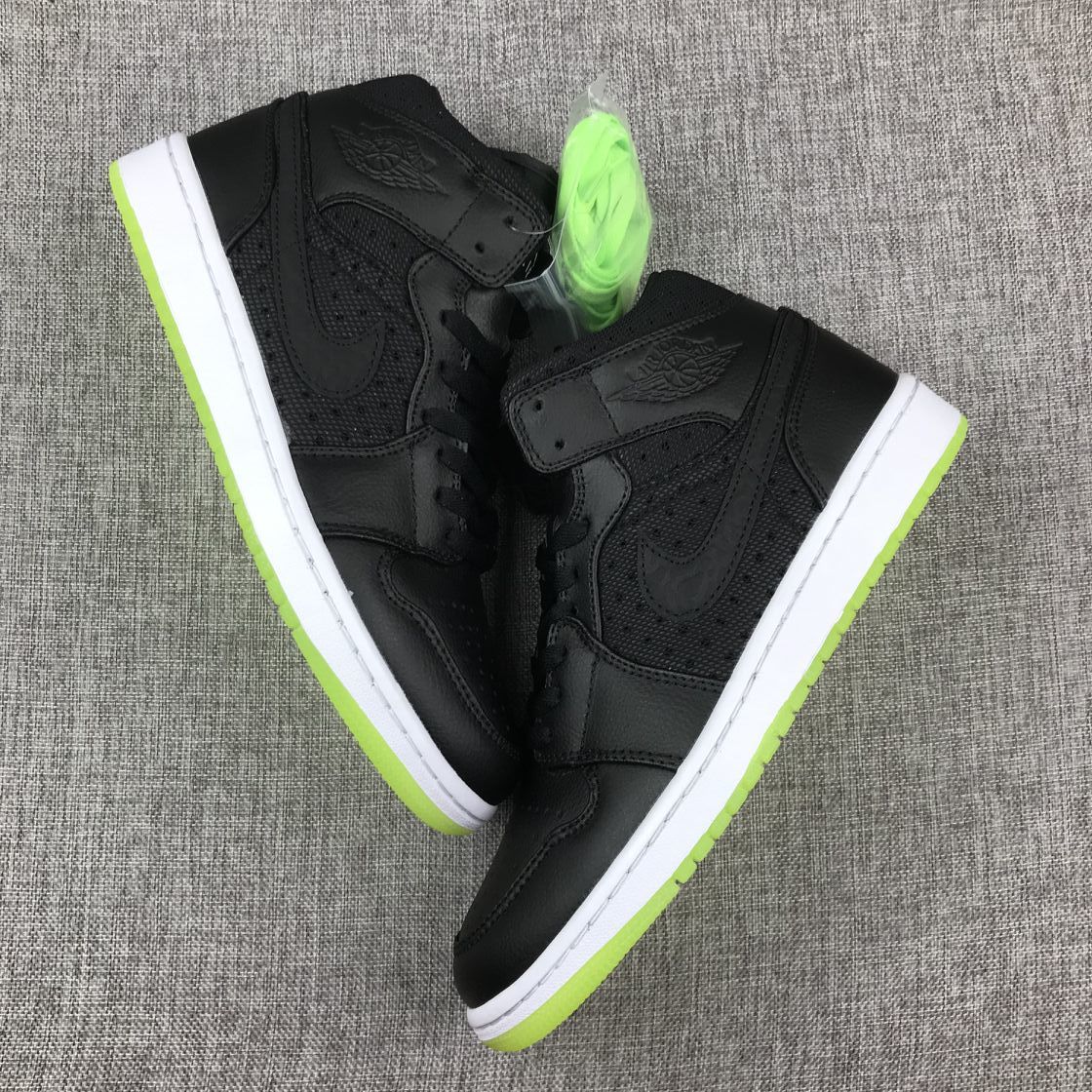 Strap Black and Fluorescent Green Sneaker - Jordan 1 High 364770-007 - product image from the listing.