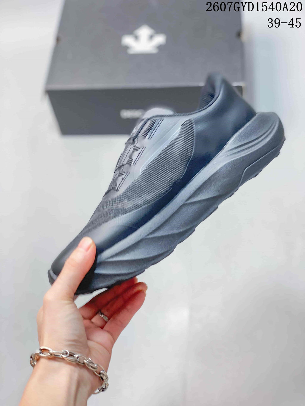 Descente Dualis MTN Ridge Wire Sneakers in Black 2607GYD1540A20 - product image from the listing.